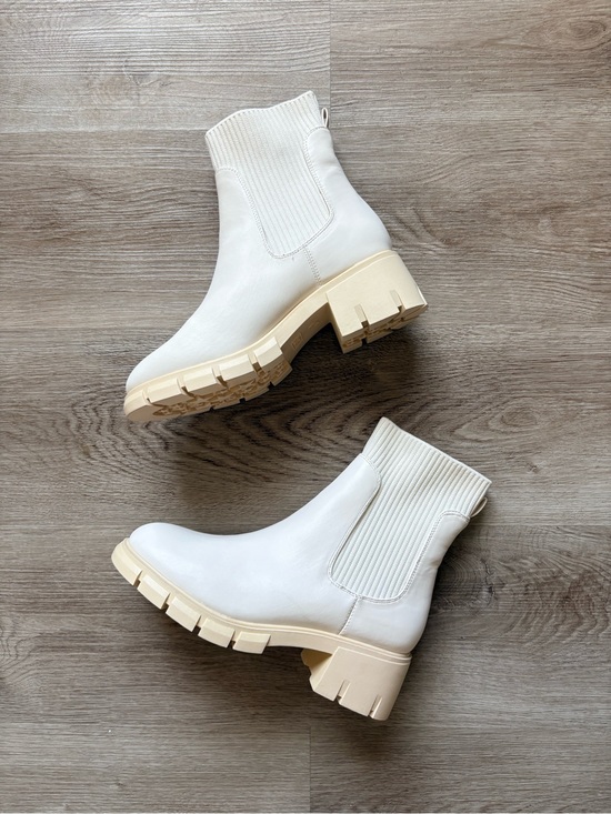 Shoes - Women’s Chunky Chelsea Boots in Cream